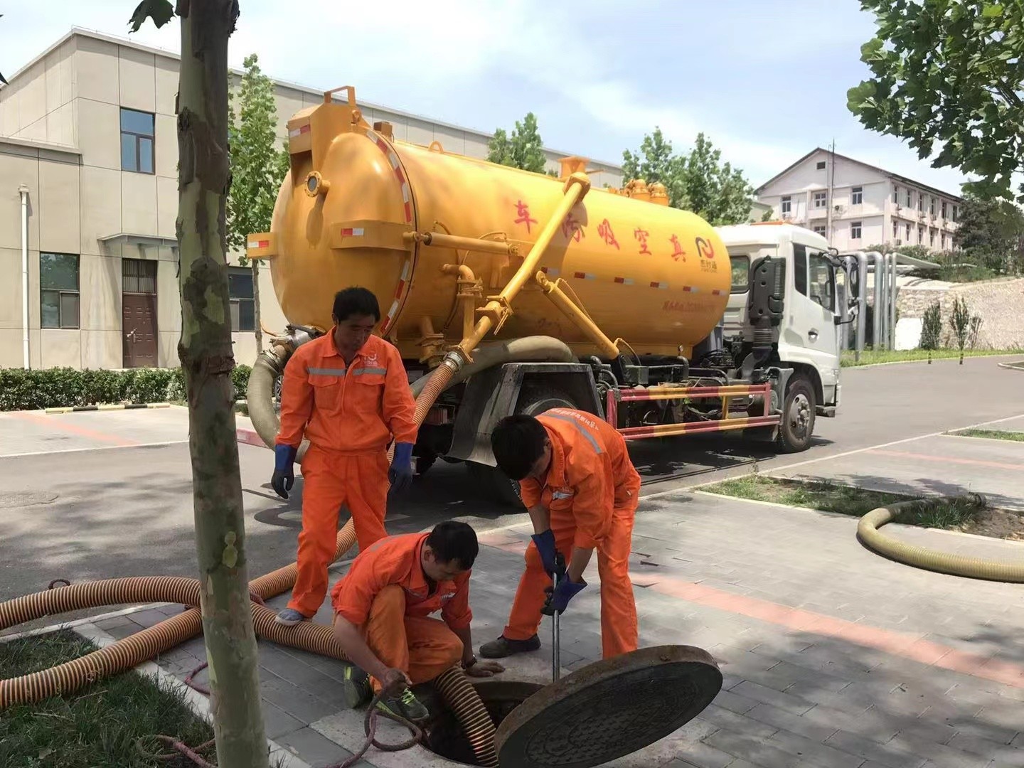 南区管道疏通车停在窨井附近