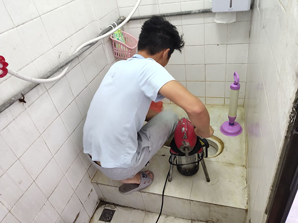 南区管道堵塞冒臭气 专业师傅现场解决问题
