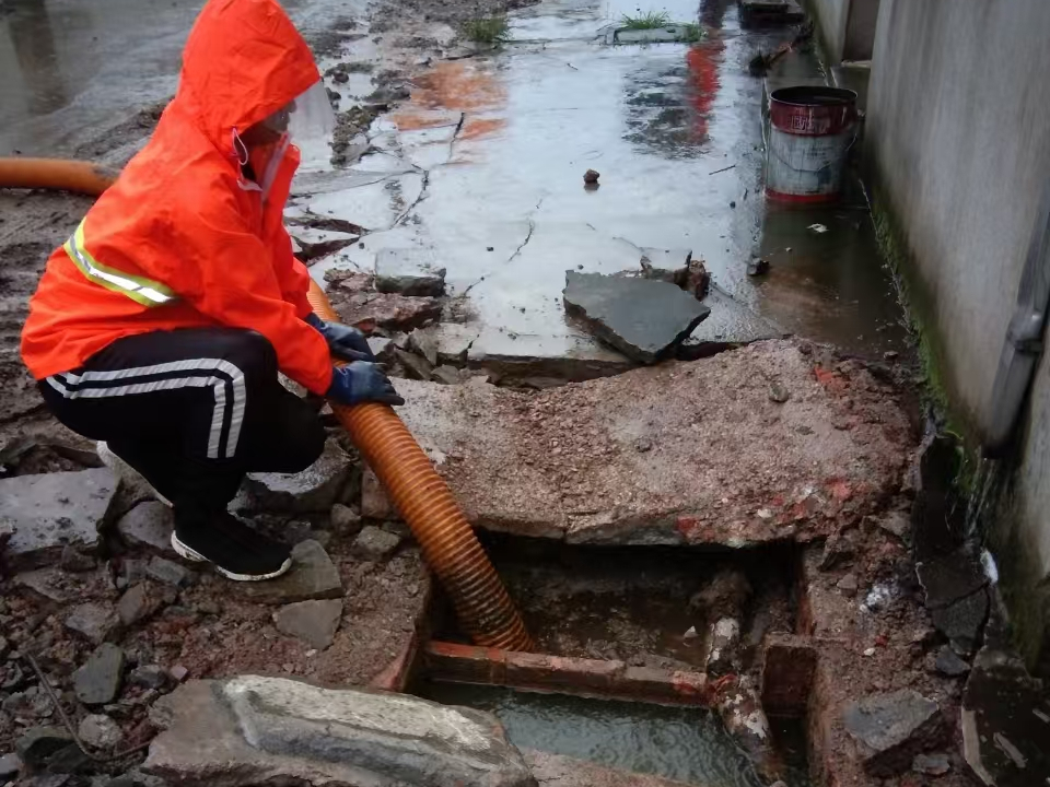 南区专业清理污水池 炜誉市政以规范流程守护城市 “肠道”