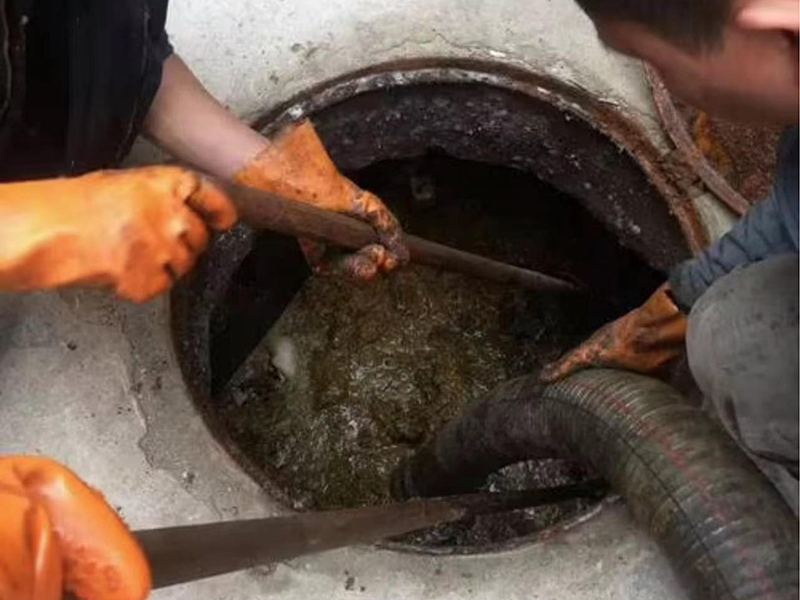 南区清理化粪池时如何避免沼气的危害?